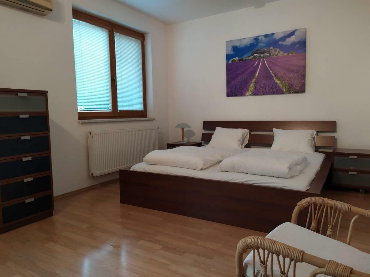 Kate & Jenny - Two-Level Apartment In The Old Town Братислава Екстер'єр фото